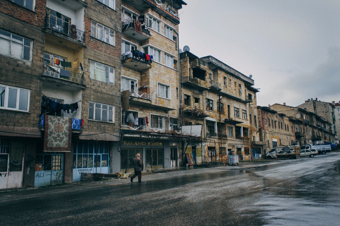 Picture of a working class neighbourhood in a rainy day. 